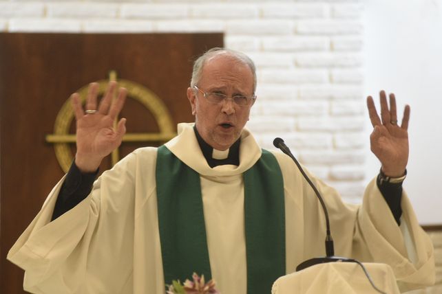 El carismático sacerdote