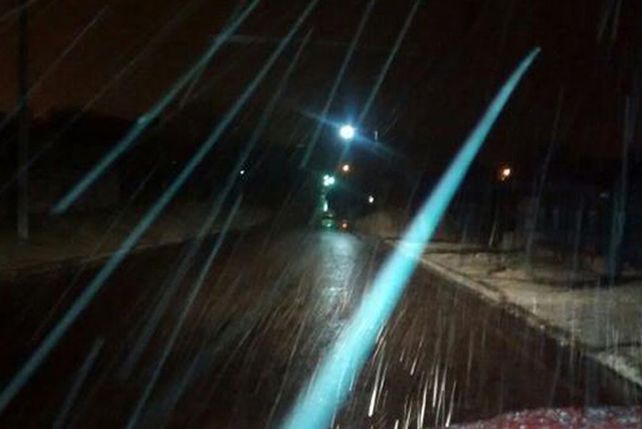 Los primeros copos de nieve tapizan de blanco las Sierras