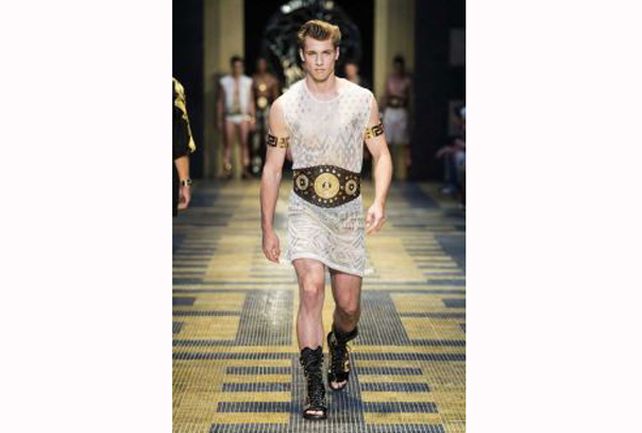 Versace presentó su nueva colección de vestidos y enteritos para hombres