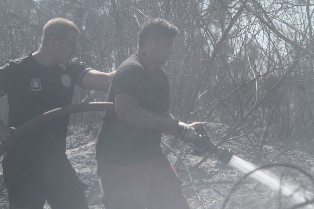 Los bomberos en acción. Foto UNO Juan Ignacio Pereira.&nbsp;