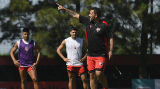 Cristian Fabbiani se reencontrará con los futbolistas este lunes, en el inicio de la pretemporada de Newells.