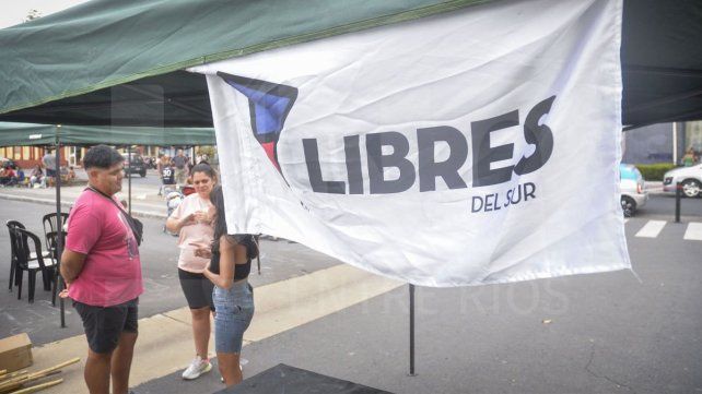 Se instalaron frente a la Casa de Gobierno. Reclaman más alimentos para los comedores y repudian el ajuste.