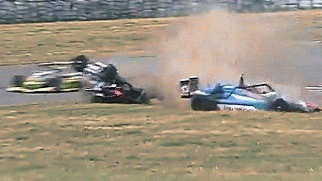 El fuerte palo se dio en plena recta principal del circuito pampeano entre tres protagonistas.