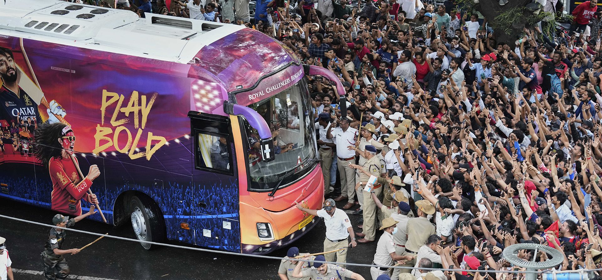 Los aficionados aplauden al llegar al estadio M. Chinnaswamy de Bengaluru, India, el miércoles 4 de junio de 2025, el autobús que transporta a los jugadores de críquet de los Royal Challengers Bengaluru, ganadores de la Liga Premier India. (Foto AP/Aijaz Rahi) Los aficionados aplauden al llegar al estadio M. Chinnaswamy de Bengaluru, India, el miércoles 4 de junio de 2025, el autobús que transporta a los jugadores de críquet de los Royal Challengers Bengaluru, ganadores de la Liga Premier India. (Foto AP/Aijaz Rahi)