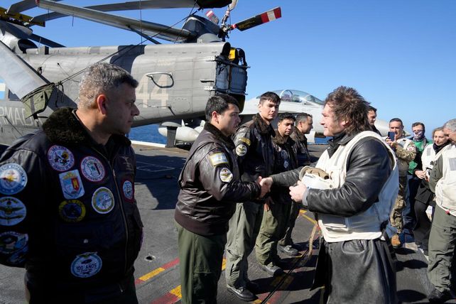 Todas las imágenes de la visita de Milei al portaaviones estadounidense USS Nimitz en Mar del Plata