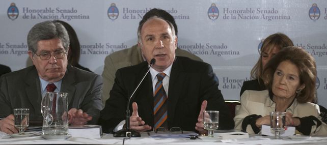 El presidente de la Corte y la vicepresidenta a su izquierda