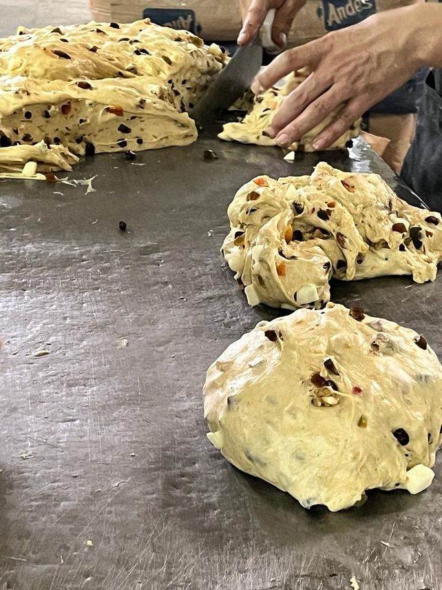 Se vienen las fiestas y en la panadería están fabricando casi 400 pan dulces diarios.
