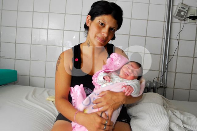 Dio a luz a su hija en el baño de la terminal