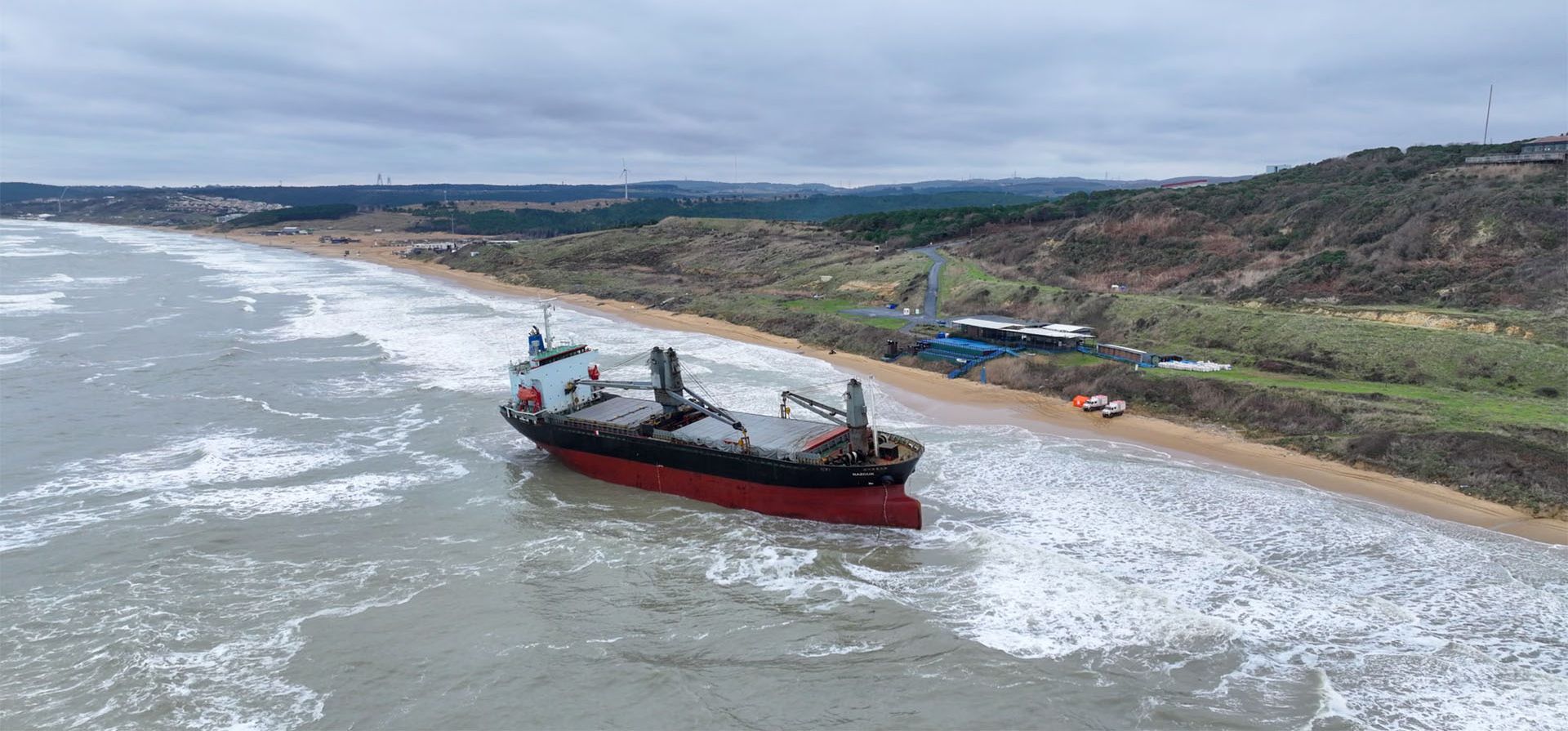 Vista aérea del carguero de 100 metros de eslora con bandera de las Comoras que encalló frente a la costa de Sariyer, Turquía. Fotografía: Anadolu/Getty Images Vista aérea del carguero de 100 metros de eslora con bandera de las Comoras que encalló frente a la costa de Sariyer, Turquía. Fotografía: Anadolu/Getty Images