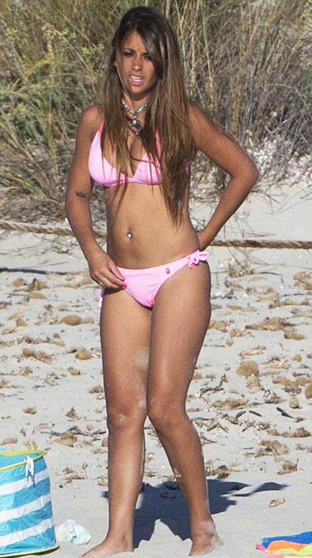 Antonella Roccuzzo se lleva todas las miradas con sus curvas en las playas de Ibiza