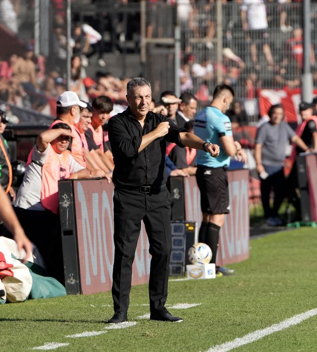Newells. Frank Kudelka seguirá comandando el equipo del Parque en el segundo semestre.