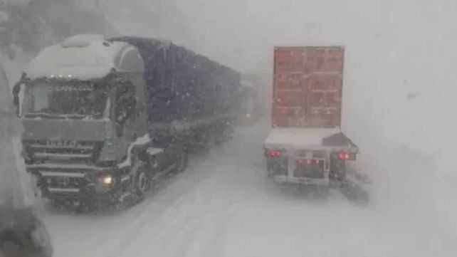Más de 250 vehículos varados por las nevadas en el paso fronterizo Los Libertadores en Chile
