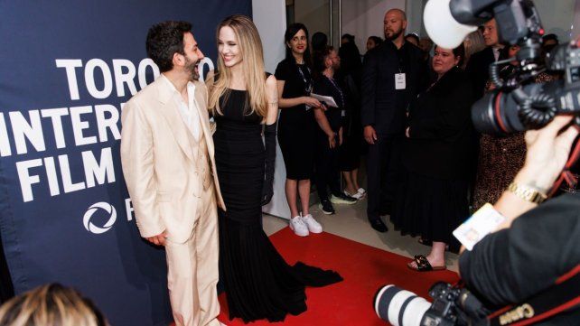Juan Minujín estuvo junto a Angelina Jolie en la alfombra roja de presentación de Sin sangre
