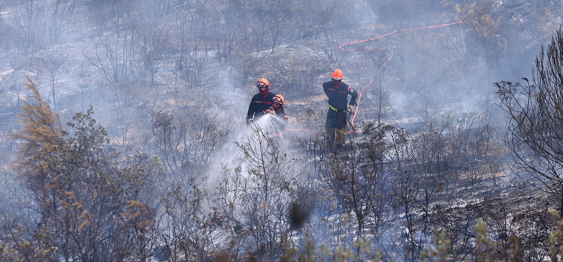 Los bomberos trabajan para extinguir un incendio forestal en Cotignac, Francia, el miércoles 22 de julio de 2026, mientras las condiciones de sequía empeoran tras una ola de calor y la escasez de agua en gran parte de Francia. (Manon Cruz/Pool Photo vía AP) Los bomberos trabajan para extinguir un incendio forestal en Cotignac, Francia, el miércoles 22 de julio de 2026, mientras las condiciones de sequía empeoran tras una ola de calor y la escasez de agua en gran parte de Francia. (Manon Cruz/Pool Photo vía AP)