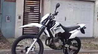 La moto que le robaron a Luciano Muscio en la autopista, donde lo mataron a balazos.