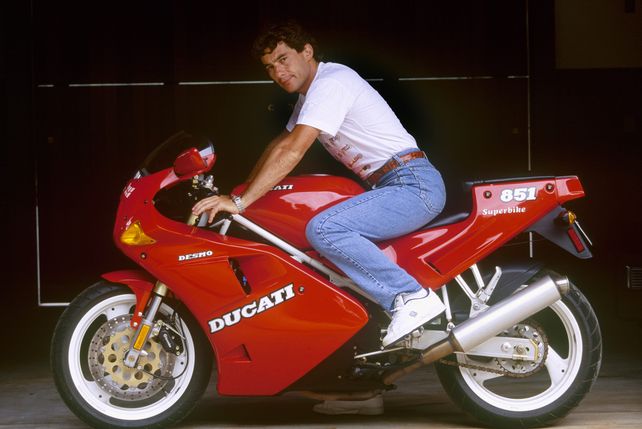 Ducati y Ayrton se cruzaron por primera vez en 1990, cuando Castiglioni le ofrendó a Senna una 851 SP.