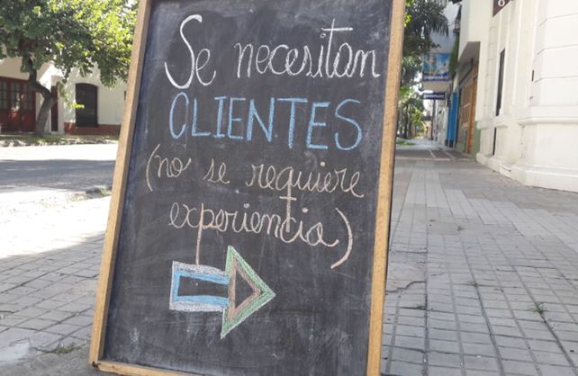 En la esquina de Francia y Crespo. Un kiosquero pide clientes con un cartel inédito.