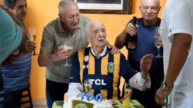 Don César Martínez junto a familiares y amigos
