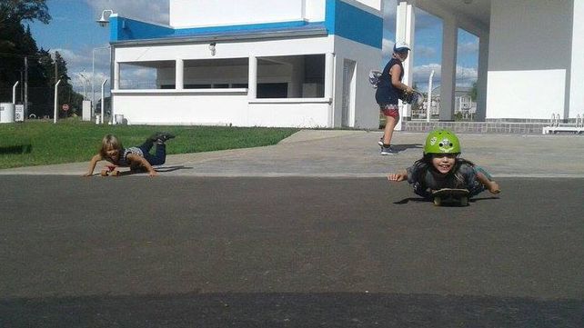 Los chicos de Arbolar en una salida de aprendizaje en skate.&nbsp;