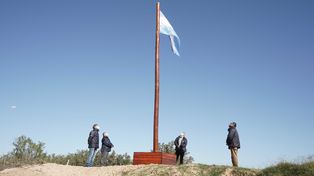 Histórico izamiento de la Bandera Nacional en la Isla Sabino Corsi, en el río Paraná
