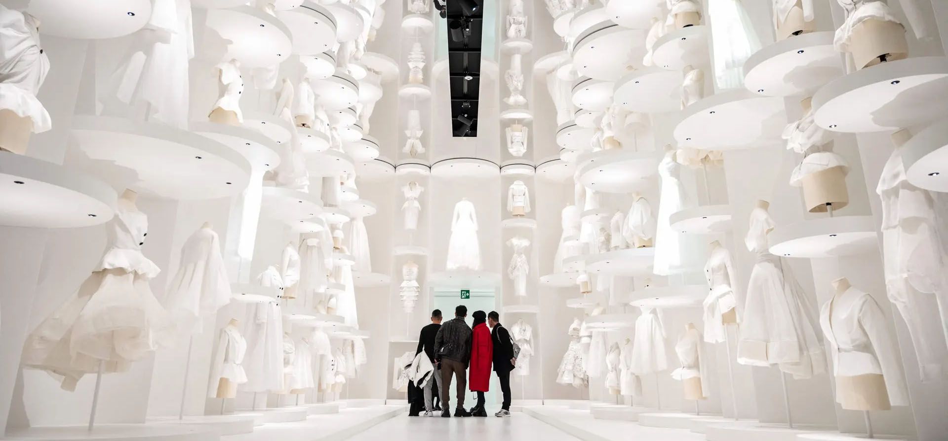 Tokio, Japón. Turistas visitan la exposición Christian Dior: Designer of Dreams durante una vista previa de los medios en el Museo de Arte Contemporáneo de Tokio. Fotografía: Yuichi Yamazaki/AFP/Getty Images