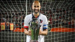Carlos Quintana luce con orgullo el trofeo de campeón logrado con Patronato en la última edición de la Copa Argentina.