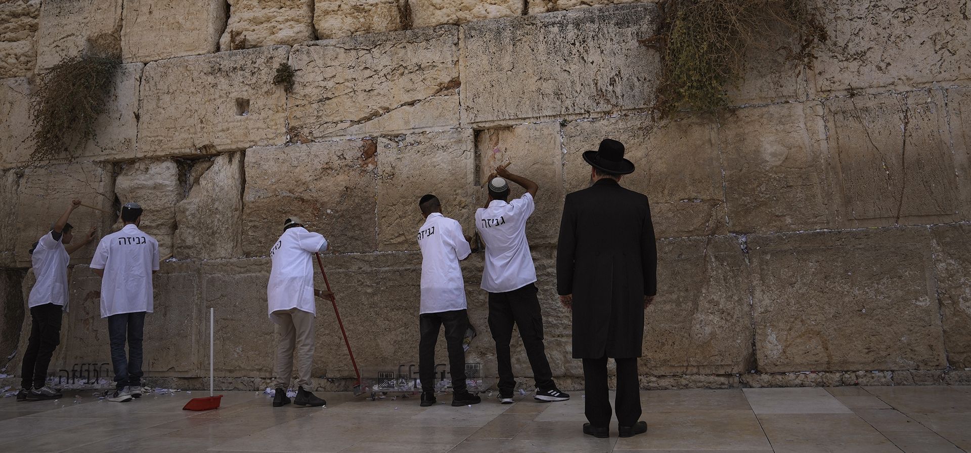 Trabajadores retiran las notas de oración dejadas por los visitantes de los espacios entre las piedras del Muro Occidental, el lugar más sagrado donde los judíos pueden orar en la Ciudad Vieja de Jerusalén, antes de Rosh Hoshana, el Año Nuevo judío, el martes 20 de septiembre de 2022. Las notas son enterradas en un cementerio cercano según la tradición judía. La operación se lleva a cabo dos veces al año antes de Rosh Hashaná y antes de la festividad de Pesaj en la primavera.