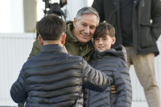 Holan se sacó fotos con todos aquellos que se lo pidieron, como los dos chiquitos hinchas de Central.