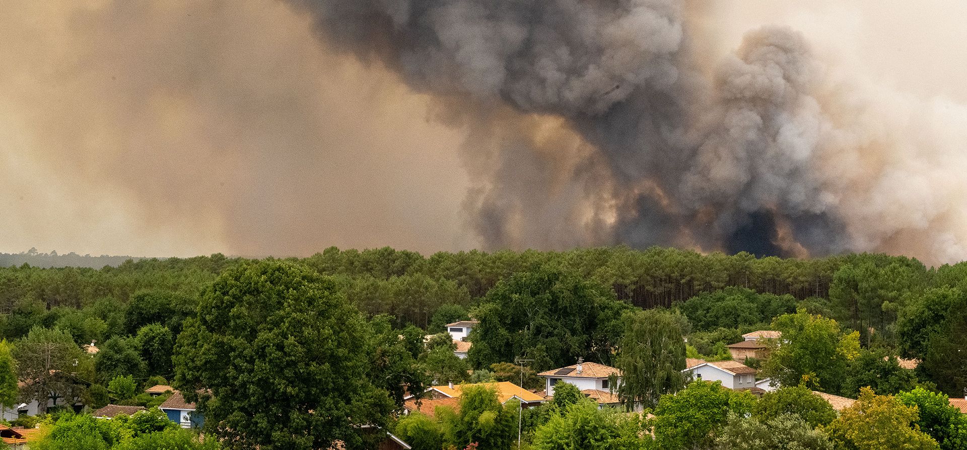 El humo se eleva sobre los incendios forestales en la región de Lège-Cap-Ferret, en el oeste de Francia, el jueves 23 de julio de 2026. (Foto AP/Caroline Blumberg) El humo se eleva sobre los incendios forestales en la región de Lège-Cap-Ferret, en el oeste de Francia, el jueves 23 de julio de 2026. (Foto AP/Caroline Blumberg)