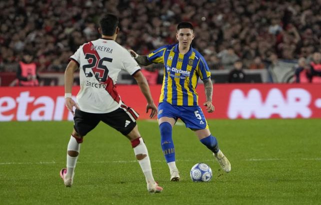 Ibarra maniobra ante River, en el partido en el que Central se reencontró con el triunfo.
