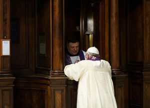 A la vista de los fieles, el Papa se confesó de rodillas