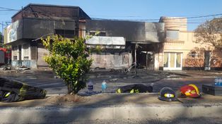 ¿Cuánta agua usaron los bomberos para apagar el fuego?