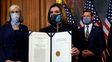 La presidenta de la Cámara de Representantes, Nancy Pelosi, muestra el pedido de juicio firmado.
