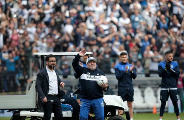 Los hinchas de GyE se convocan para frenar la partida de Maradona