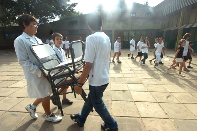 La equiparon: la escuela Juan de Garay ya tiene todas sus mesas y sillas