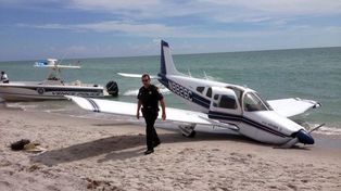 Paseaba por una playa de Estados Unidos y murió aplastado por una avioneta