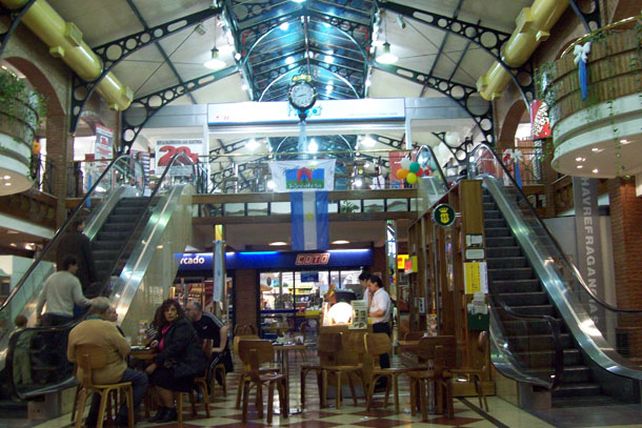Operativo municipal en un supermercado de la Recoleta