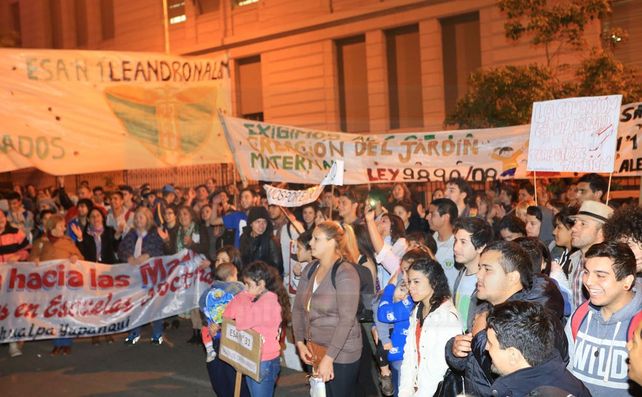 Alumnos de las escuelas nocturnas de Paraná marcharon para reclamar por sus derechos