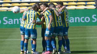 Los futbolistas de Central celebran uno de los goles de Gamba, en plena pandemia, en el último Central v. Arsenal en el Gigante.
