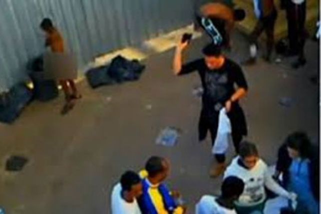 Polémica en Europa por un video que muestra a inmigrantes siendo fumigados