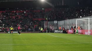 La pelota se va por arriba del travesaño. El Colo Ramírez falló el penal y Newells ni siquiera pudo empatarle a Racing.