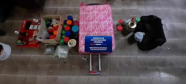 En los allanamientos por abuso de armas se secuestraron plantas y frascos con marihuana por lo cual intervino el juzgado federal.
