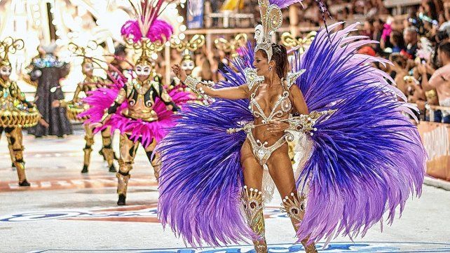 El carnaval de Gualeguaychú comienza este sábado 7 de enero y culmina el 25 de febrero. Participan cinco comparsas con 250 integrantes cada una.&nbsp;