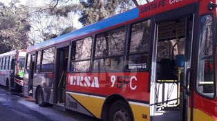 Video: asi se incendió un colectivo en pleno bulevar