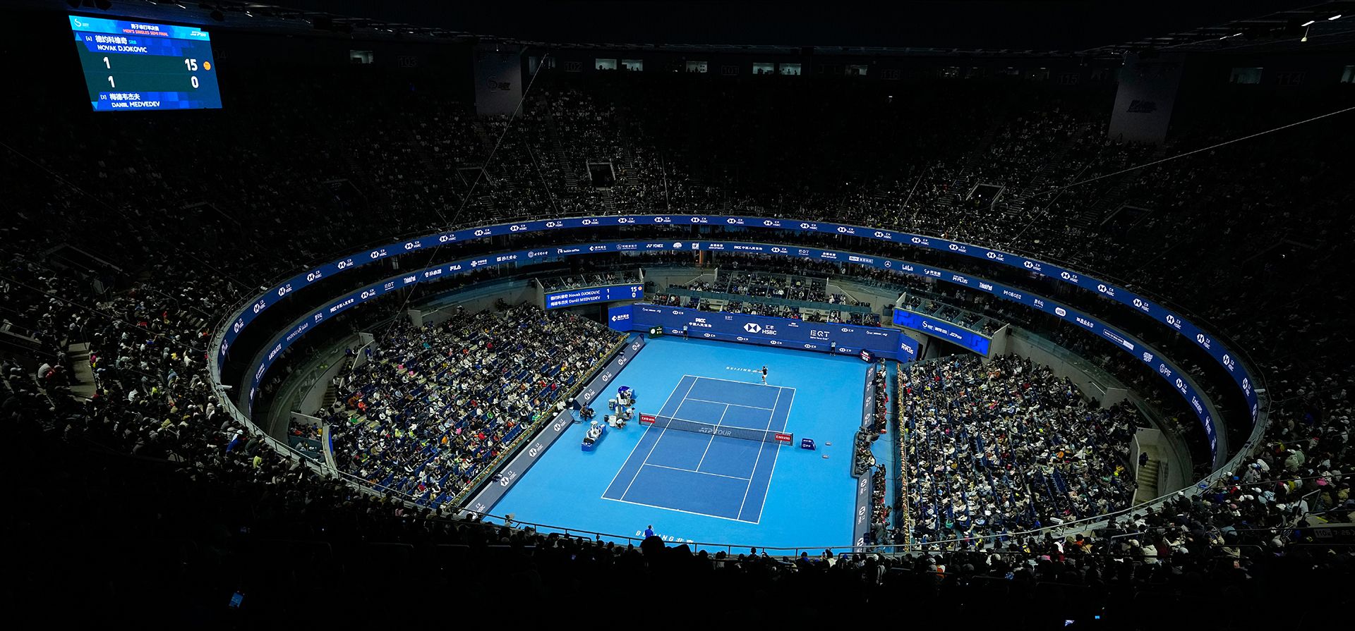 El ruso Daniil Medvedev y el serbio Novak Djokovic juegan durante el partido de semifinales individuales masculinas del torneo de tenis China Open en Pekín, el lunes 5 de octubre de 2026. (Foto AP/Andy Wong) El ruso Daniil Medvedev y el serbio Novak Djokovic juegan durante el partido de semifinales individuales masculinas del torneo de tenis China Open en Pekín, el lunes 5 de octubre de 2026. (Foto AP/Andy Wong)