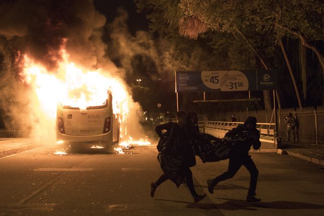 Incendiaron cinco autobuses en Río de Janeiro durante la jornada de huelga contra Temer