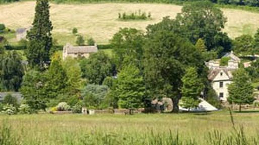 Compraron un pueblo en Inglaterra para poder vivir todos juntos