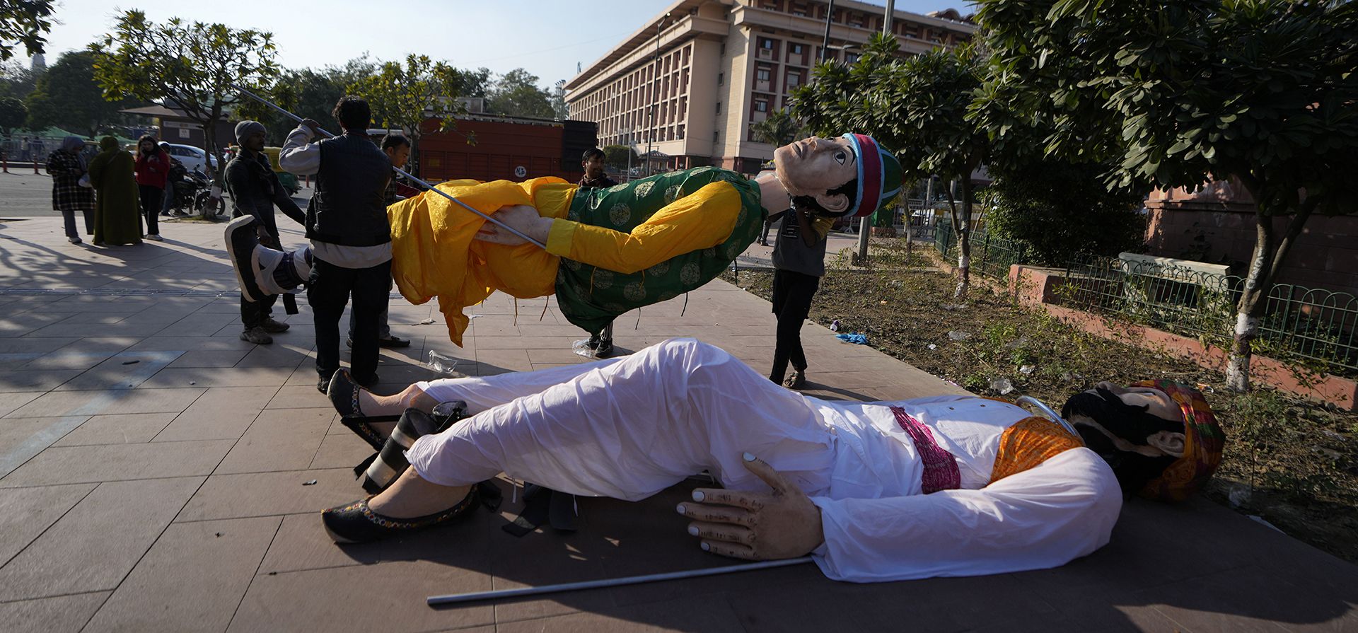 Los trabajadores llevan elementos para los preparativos previos al desfile anual del Día de la República en Nueva Delhi, India, el jueves 23 de enero de 2025. (Foto AP/Channi Anand) Los trabajadores llevan elementos para los preparativos previos al desfile anual del Día de la República en Nueva Delhi, India, el jueves 23 de enero de 2025. (Foto AP/Channi Anand)