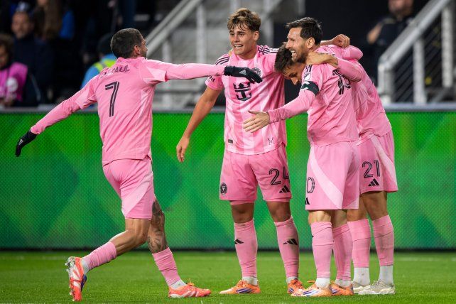 Mateo Silvetti y Lionel Messi celebran la victoria de Inter Miami junto a De Paul y Allende.&nbsp;