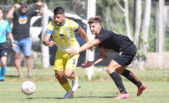 Nacho Russo intenta escapar de la marca del defensor sabalero.